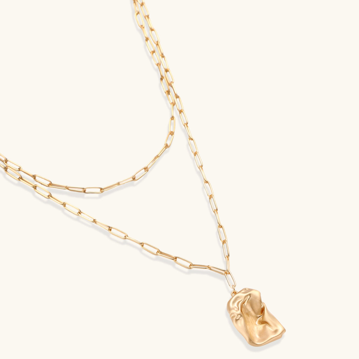 Chain necklace with a sculpted pendant with flowing curves