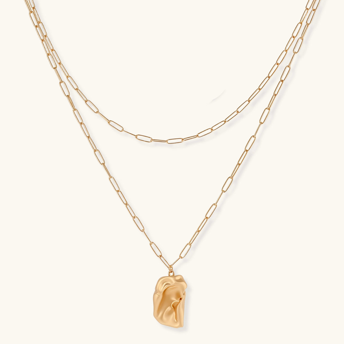 Chain necklace with a sculpted pendant with flowing curves
