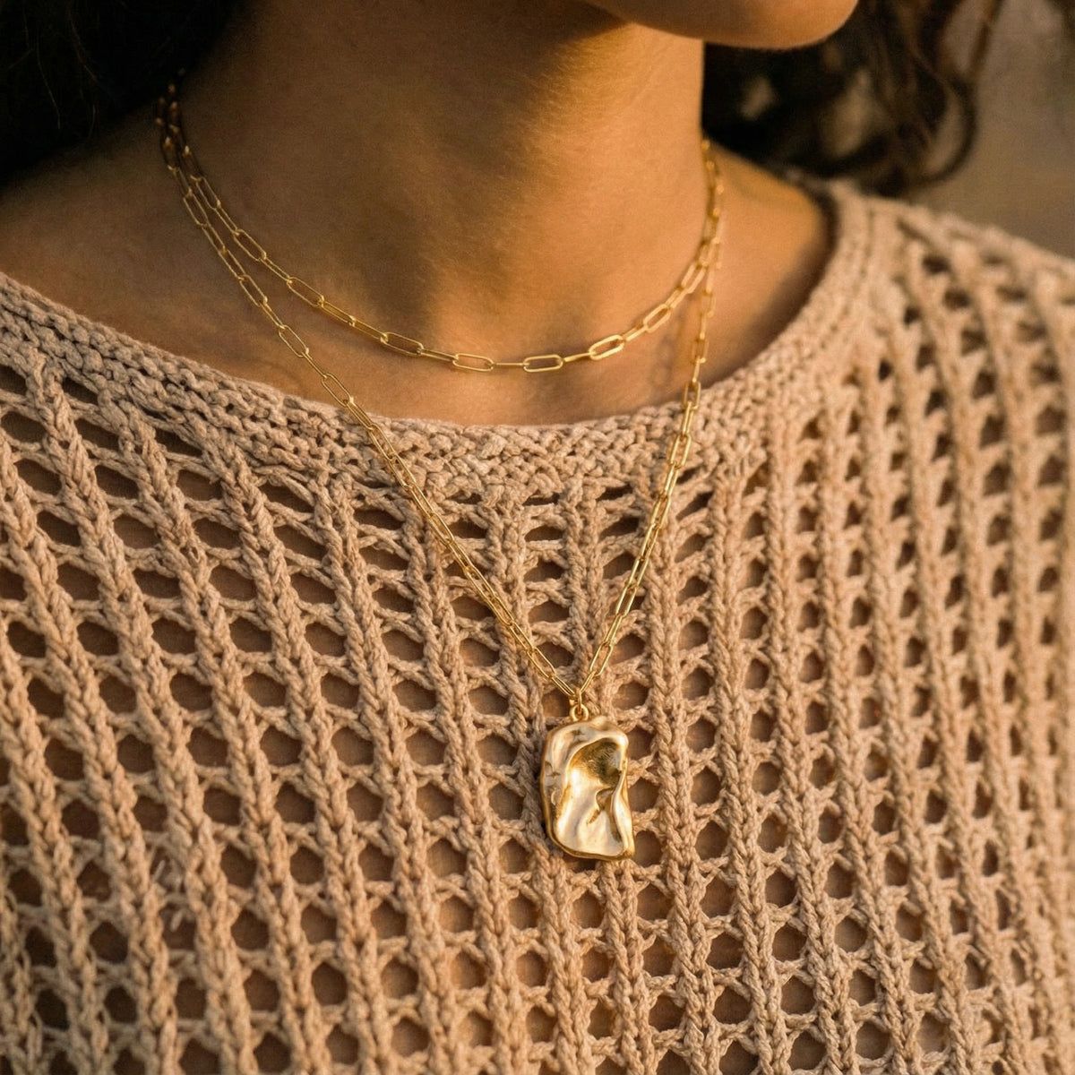 Chain necklace with a sculpted pendant with flowing curves