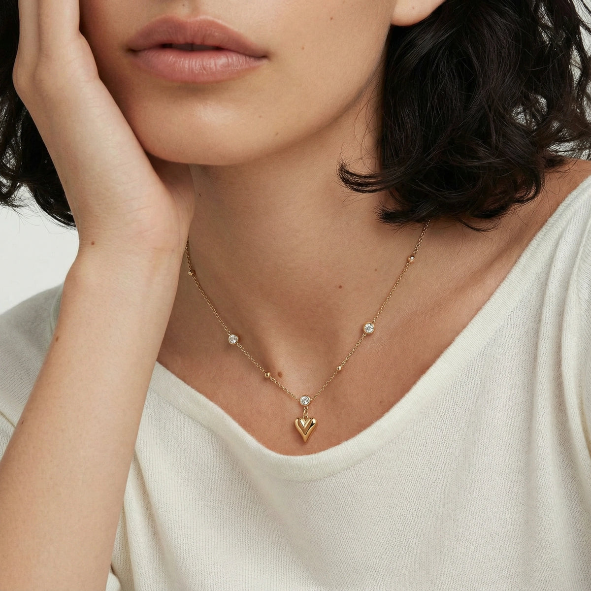 Fine chain set with small crystals and a small heart charm